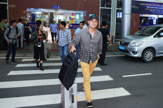 MC Anh Tuấn cũng đáp chuyến bay dài từ Hà Nội vào Nha Trang ngay sau đó. Anh giữ vai trò MC dẫn dắt chương trình đêm bán kết.
