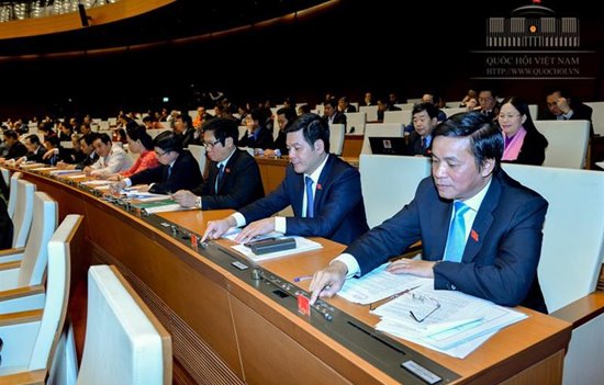 Các đại biểu Quốc hội biểu quyết thông qua Nghị quyết về hoạt động chất vấn tại kỳ họp thứ 4, Quốc hội khóa XIV (Nguồn ảnh: quochoi.vn)