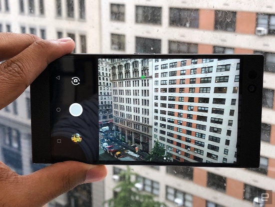Trong khi đó, camera mặt trước của Razer Phone  có độ phân giải 8 megapixel với khẩu độ f/2.0 và không có đèn flash LED.