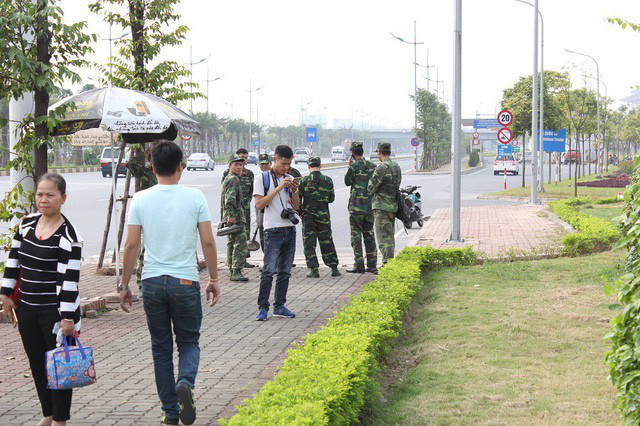 Lực lượng dò phá bom mìn cũng được điều động làm nhiệm vụ trong sân bay Nội Bài và trước sân bay.