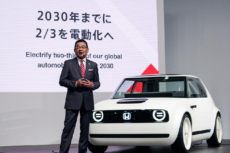 Ông Takahiro Hachigo và chiếc xe điện ý tưởng Honda Urban EV Concept tại triển lãm ô tô Tokyo 2017.