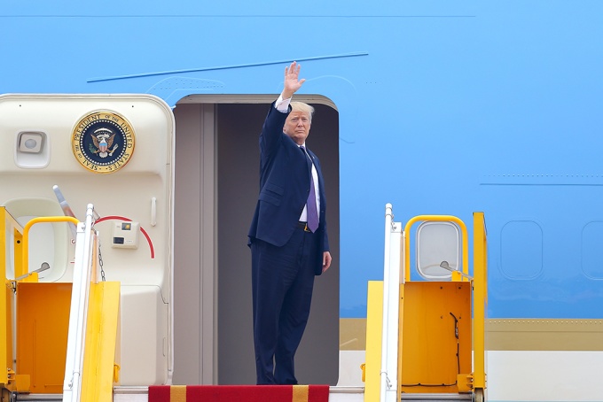 Chiếc Air Force One cùng đoàn tùy tùng của ông Donald Trump cất cánh lúc hơn 13h, sau một buổi sáng đầy ắp lịch hoạt động giữa Tổng thống Mỹ với lãnh đạo nhà nước Việt Nam.