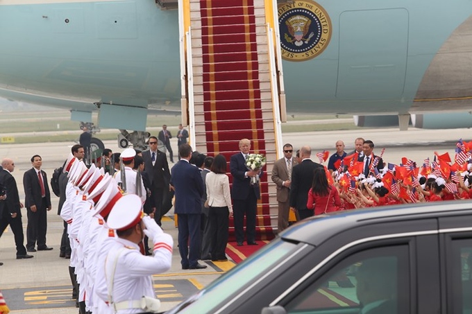 Tiễn ông tại sân bay có Chủ tịch UBND TP Hà Nội Nguyễn Đức Chung, cạnh đó là các em thiếu nhi đứng vẫy cờ Việt Mỹ. Ông Trump nhận bó hoa từ đại diện Việt Nam trước khi rời Hà Nội.