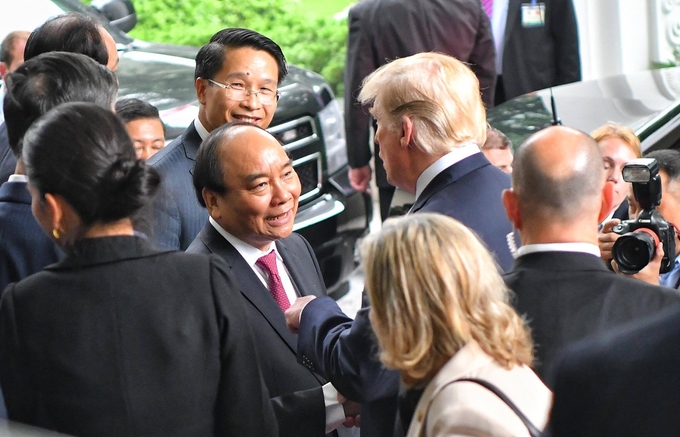 Lúc 12h, Tổng thống Mỹ chào tạm biệt Thủ tướng Nguyễn Xuân Phúc tại Phủ Chủ tịch và ra thẳng sân bay từ đây.