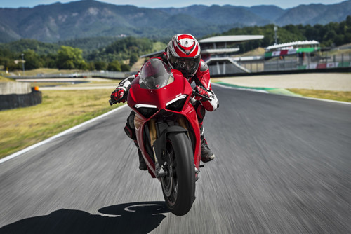 Ducati Panigale V4 là chiếc xe của Ducati với động cơ MotoGP, với sức mạnh và trọng lượng hàng đầu. Đây là mẫu xe sở hữu động cơ bốn xi-lanh đầu tiên của hãng. Chiếc xe được kỳ vọng sẽ là phiên bản xuất sắc của năm 2018. 