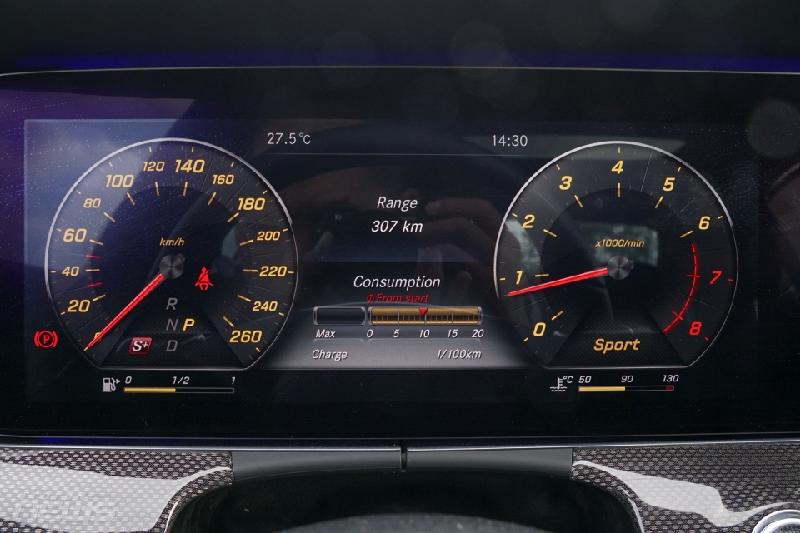 Ở thế hệ thứ 10 này, Mercedes-benz đã thay đồ hồ cơ bằng màn hình với độ phân giải cao.