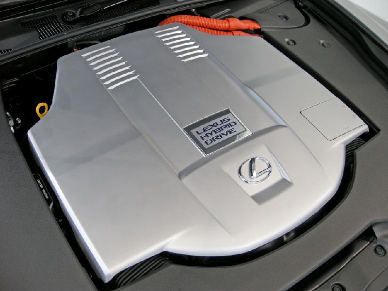 LS 600HL được trang bị hệ thống động cơ hybrid V8, dung tích xy lanh 5.0 L kết hợp động cơ điện, công suất 439 mã lực, tốc độ tối đa lên đến 250 km/h (phiên bản của Thủ tướng Abe có trọng lượng nặng hơn nên tốc độ tối đa chậm hơn). Thời gian tăng tốc từ 0-100 km/h trong vòng 6,3 giây, mức tiêu hao nhiên liệu 9,3 lít/100 km. Ảnh: Lexus.