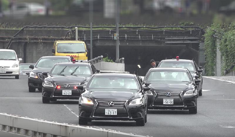 Trong mỗi chuyến công du, Thủ tướng Abe sử dụng 3 chiếc LS 600HL giống hệt nhau để đánh lừa khủng bố. Ở thời điểm ra mắt vào năm 2006, LS 600HL là chiếc sedan hạng sang đắt nhất từng được chế tạo tại Nhật Bản. Ảnh: Japan Times.