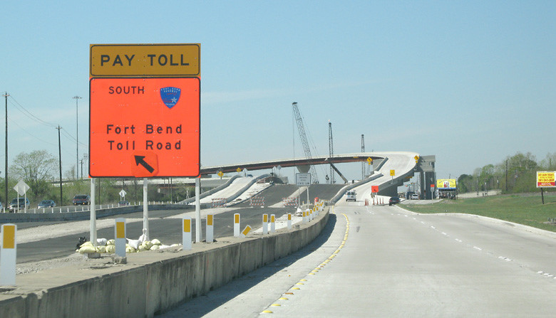 2. Đường cao tốc Fort Bend  Chi phí mỗi dặm: 53,3 cent (7.562 đ/km): Cửa ngõ nổi tiếng đến Sam Houston Tollway, Fort Bend Parkway có mức giá 4 USD để trả cho đoạn đường 7 dặm. Tính trung bình người lái phải trả hơn nửa USD cho một dặm.