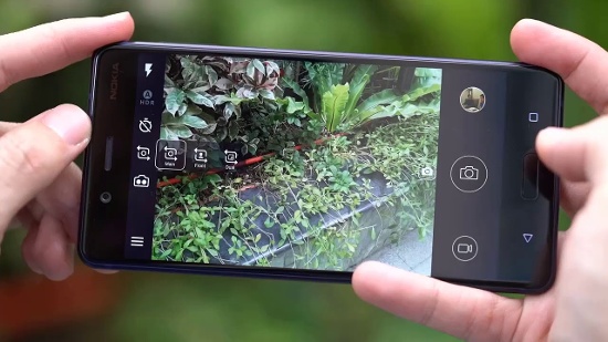 Nokia 8: Giống như hầu hết những mẫu smartphone cao cấp của năm 2017, Nokia 8 cũng đã kịp trang bị hệ thống camera kép tiên tiến với cảm biến 13MP, trong đó cảm biến chính có khẩu độ f/2.0 cùng khả năng ổn định hình ảnh quang học, trong khi cảm biến còn lại là đơn sắc. 