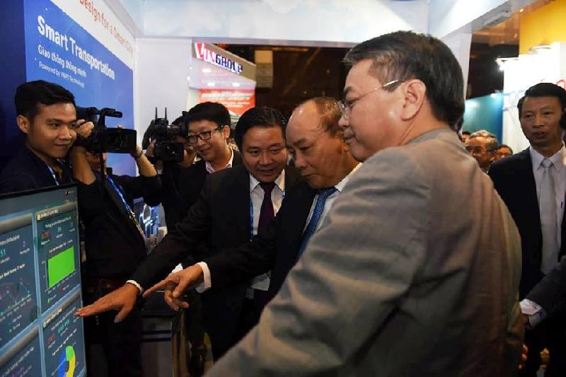 Thủ tướng Nguyễn Xuân Phúc trao đổi cùng Lãnh đạo Tập đoàn VNPT về dự án Smart city đã triển khai tại Phú quốc thông qua kết nối trực tuyến với Trung tâm điều hành (trên màn hình TV).