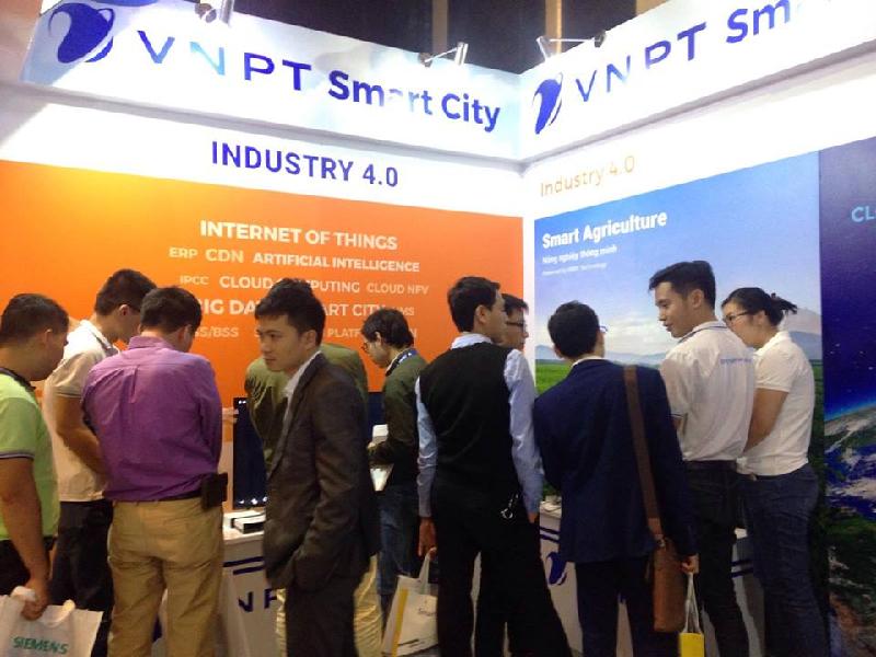 Rất đông khách tham dự sự kiện tham quan gian hàng của VNPT