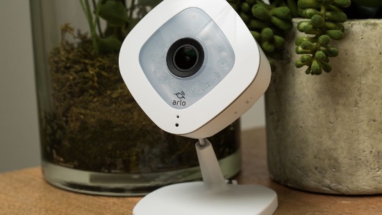 Netgear Arlo Q: Với chất lượng video hàng đầu 1080p tốc độ 30 khung hình/giây, khả năng phát hiện chuyển động tuyệt vời, góc quan sát 130 độ, tầm nhìn ban đêm là 7,6m, có khả năng lập kế hoạch linh hoạt và giao diện người dùng trực quan. Netgear Arlo Q là một trong những lựa chọn tốt nhất cho nhu cầu mua sắm camera giám sát an ninh không dây cho gia đình. 