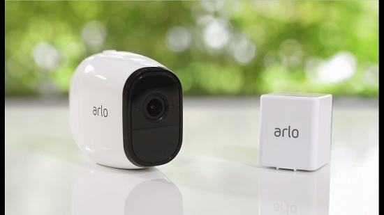 Netgear Arlo Pro: Đây là chiếc camera an ninh Wi-Fi mới nhất đến từ Netgear, thiết bị có khả năng làm việc cả trong nhà và ngoài trời, có thể hoạt động với pin đi kèm hoặc sử dụng dây cấp điện nguồn. 