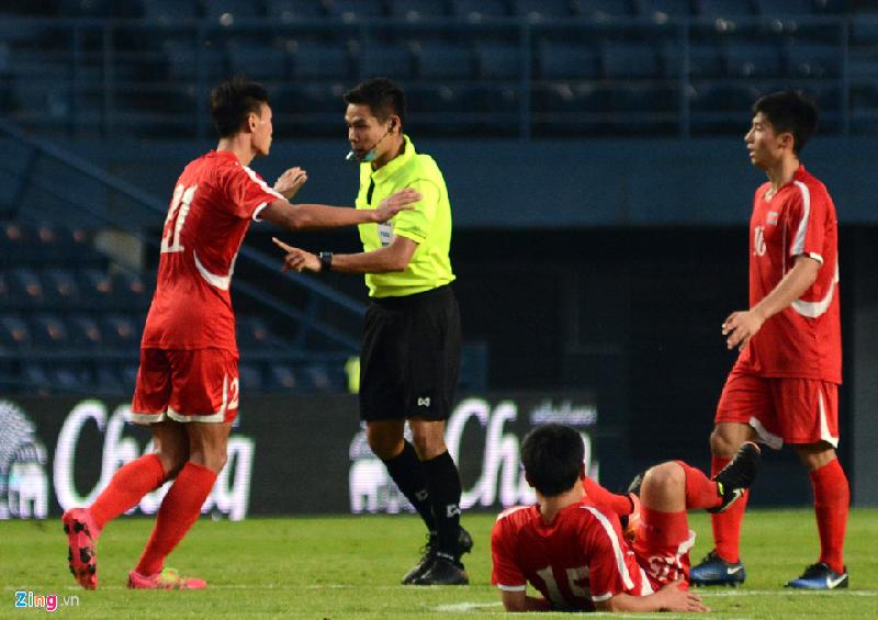 Cầu thủ U23 Triều Tiên lầm lũi rời khỏi sân. Trong trận đấu, đội bóng của HLV Ju Song-il chơi cố gắng nhưng không thể ghi được bàn thắng nào.