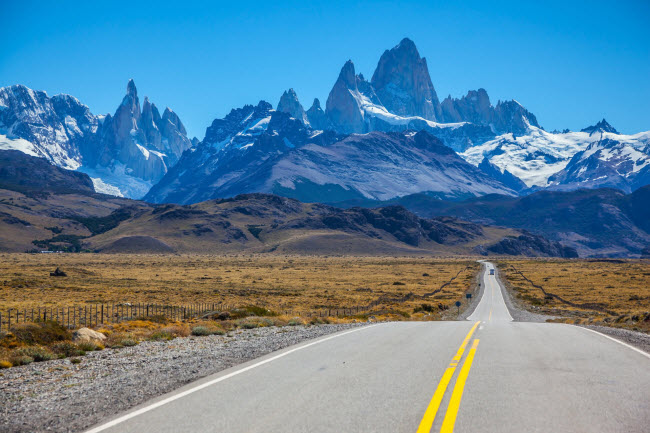 Con đường dài chạy qua vùng Patagonia ở Argentina với đỉnh núi hùng vĩ phía xa Fitz Roy. Đỉnh của ngọn núi này nằm ở độ cao 3.400 m.