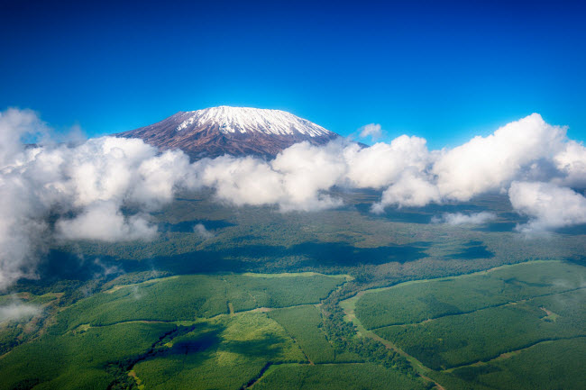 Núi Kilimanjaro ở Tanzania, cao 5.895m, là ngọn núi cao nhất ở châu Phi. Đây cũng là một trong những kỳ quan hấp dẫn nhất tại lục địa này.