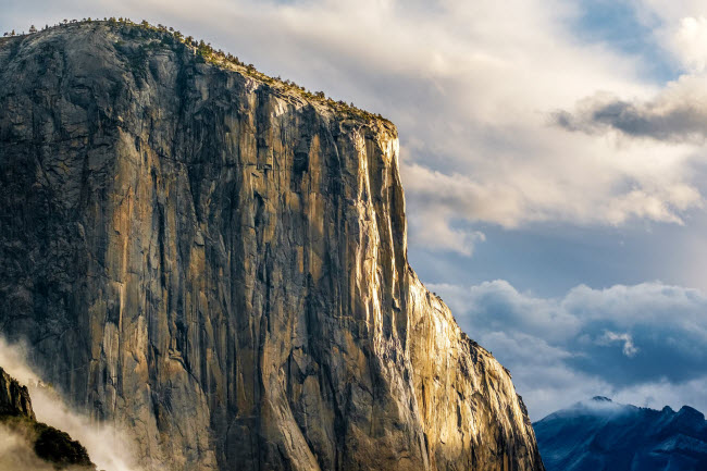Nằm trong vườn quốc gia Yosemite ở Mỹ, núi El Capitan là cấu trúc đá vách thẳng đứng cao 2.300 m và được coi là thách thức đối với những người leo núi gan dạ nhất.