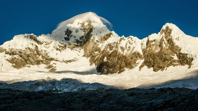 Với độ cao 5.947 m, Alpamayo là đỉnh núi thực sự kỳ vĩ thuộc dãy Andes ở Peru. Bức ảnh này cho thấy đám mây kỳ ảo bao phủ đỉnh núi.