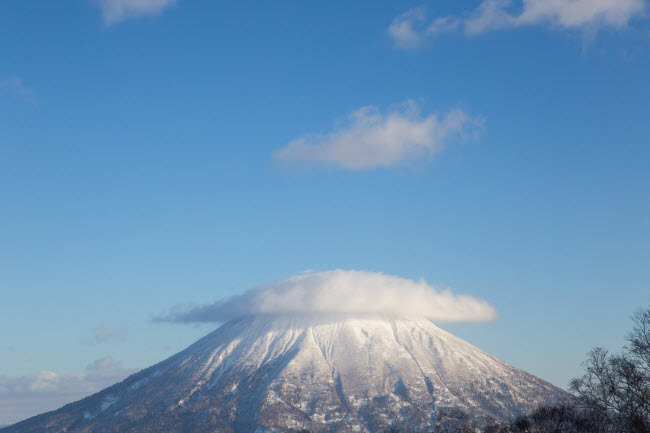 Đám mây hình thấu kính bao phủ trên đỉnh núi Yotei. Đây là núi lửa đã dừng hoạt động trên đảo Hokkaido, Nhật Bản.