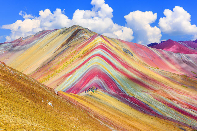 Núi Ausangate thuộc dãy Andes ở Peru. Nó cũng được biết đến là núi Cầu vồng do cấu tạo địa chất đặc biệt tại khu vực này.