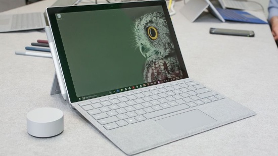 Microsoft Surface Pro mới có màn hình PixelSense cải tiến kích thước 13,5 inch độ phân giải 2256 x 1504 pixel, pin đi kèm có thời gian sử dụng 13,5 giờ khi xem video, hỗ trợ kết nối 4G LTE Advanced và bút Surface Pen hoàn toàn mới.