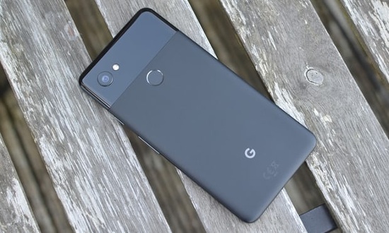 Google Pixel 2 XL được trang bị camera chính 12 megapixel, cảm biến 1/2.6 inch, khẩu độ f/1.8 và hỗ trợ công nghệ chống rung quang học OIS. Đặc biệt camera của thiết bị còn trang bị công nghệ tự động lấy nét Dual-Pixel, nghĩa là chia đôi từng điểm ảnh. 
