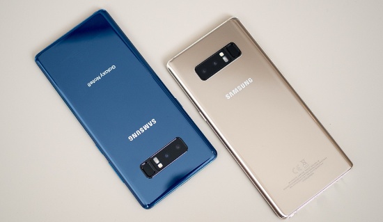 Samsung trang bị cho Galaxy Note 8 cụm camera kép đều có độ phân giải 12 megapixel (tương tự iPhone X), trong đó camera chính với ống kính góc rộng có khẩu đổ f/1.7, trong khi ống kính tele khẩu độ nhỏ hơn f/2.2. 