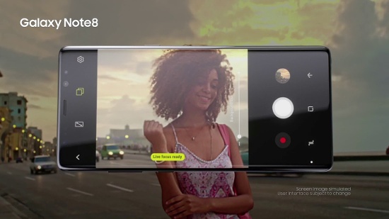 Tuy nhiên khả năng chụp xóa phông trên Galaxy Note 8 ghi điểm cao hơn nhờ khả năng điều chỉnh mức độ xoá phông theo thời gian thực hoặc sau khi đã chụp xong. Trên iPhone X thì mức độ xoá phông được thiết lập mặc định.