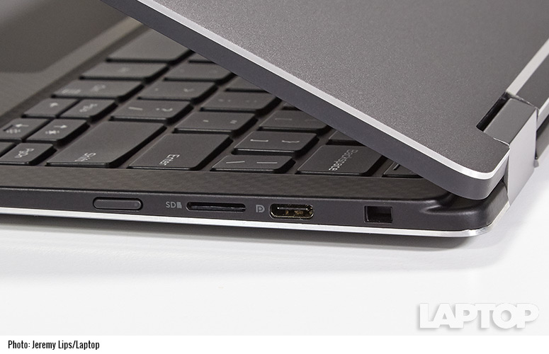 Dell vẫn duy trì các cổng kết nối trên XPS 13, sẽ nhiều hơn so với một cổng USB-C của MacBook mới. Trên XPS 13 có 02 cổng USB thông thường cùng với đó là khe cắm thẻ nhớ SD, lỗ cắm tai nghe, một cổng USD –C và một cổng sạc tiêu chuẩn. Thậm chí, ở bên trái của laptop còn có một nút nhỏ cho phép người dùng theo dõi được dung lượng của pin ngay cả khi đã đóng nắp máy.