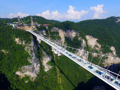 Hãi hùng bước trên cầu kính mới dài nhất thế giới ở Trung Quốc
