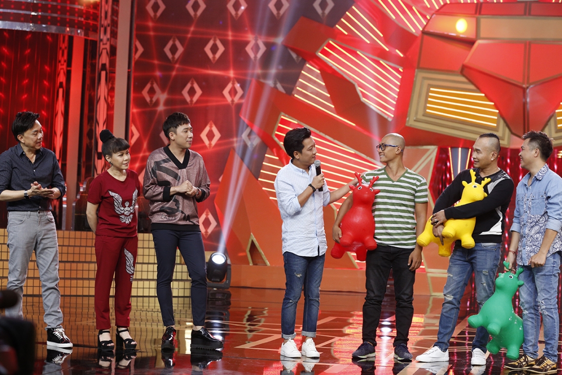 Trấn Thành dạy nhóm MTV hát bài Lạc Trôi của Sơn Tùng