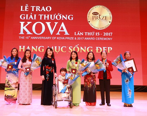 Giải thưởng KOVA hạng mục Sống đẹp trao cho 4 giáo viên mầm non Phú Yên cứu 15 trẻ thoát cơn lũ dữ vào cuối năm 2016; bà Nguyễn Thị Thông (Hậu Lộc, tỉnh Thanh Hóa) và cô Nguyễn Thị Thu Hiền (Thanh Hóa).