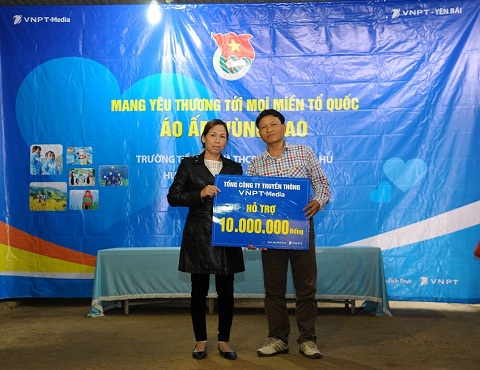 Thay mặt lãnh đạo Tổng Công ty VNPT-Media, Phó Chủ tịch Công đoàn Tổng Công ty Nguyễn Xuân Hảo trao tặng 10 triệu đồng cho Ban giám hiệu trường để cải tạo cơ sở vật chất và trang thiết bị phục vụ công tác dạy và học của nhà trường.