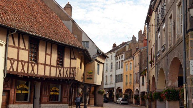Gà được nuôi tại một khu chuyên biệt và thị trấn Louhans được coi là thủ đô của gà Bresse.