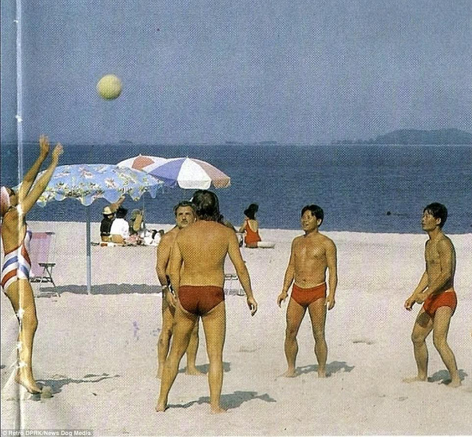 Bóng chuyền là môn thể thao được ưa thích tại Triều Tiên. Ảnh: Retro DPRK