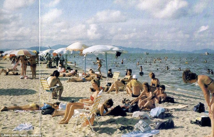 Bãi biển Wonsan khá đông du khách, phần lớn đến từ Liên Xô, trong những năm 1980. Ảnh: Retro DPRK