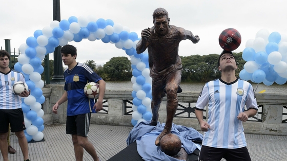 Lễ dựng tượng Messi.....