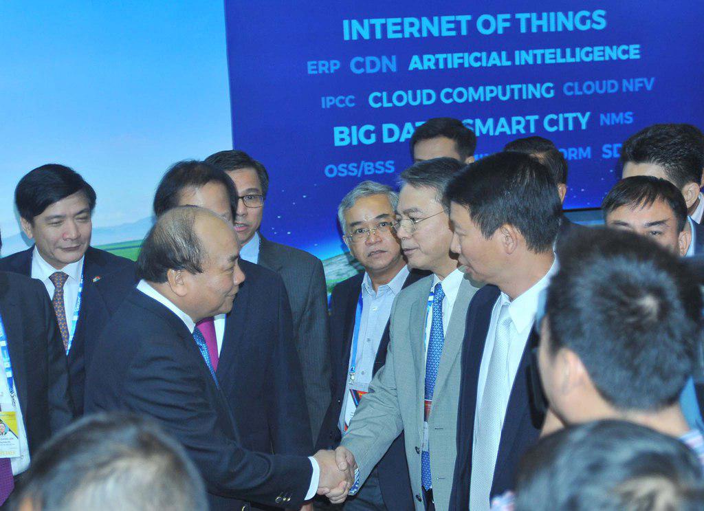 Thủ tướng Nguyễn Xuân Phúc trao đổi cùng Lãnh đạo Tập đoàn VNPT về dự án Smart city đã triển khai tại Phú quốc thông qua kết nối trực tuyến với Trung tâm điều hành (trên màn hình TV)
