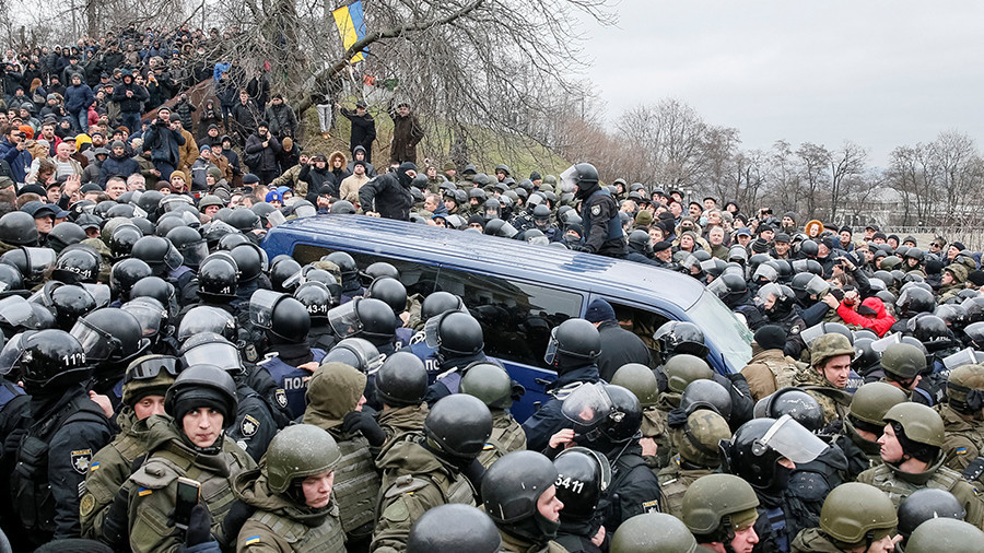 Xe chở cựu Tổng thống Gruzia bị mắc kẹt trong đám đông