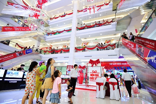 Đông đảo khách hàng háo hức tham quan Vincom Plaza Kien Giang