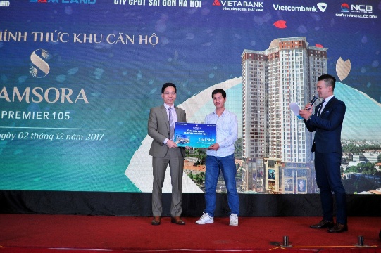 Ông Vũ Ngọc Hoan – PTGĐ Công ty CP Đầu tư Sài Gòn – Hà Nội trao giải cho khách hàng may mắn trúng thưởng