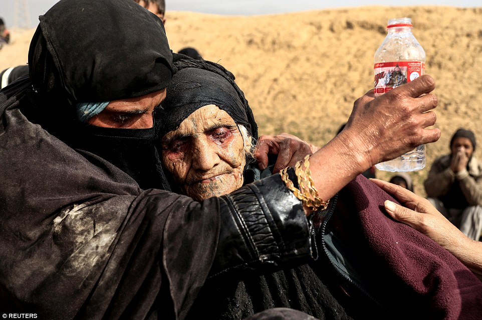 Bức ảnh của phóng viên ảnh Zohra Bensemra: Những người phụ nữ Iraq đang phải tháo chạy khỏi nhà của mình. Họ đang nghỉ ở một sa mạc trong khi chờ đợi được đưa đến một nơi an toàn khi quân đội Iraq chiến đấu chống lại IS ở tây Mosul, Iraq hôm 27/2.