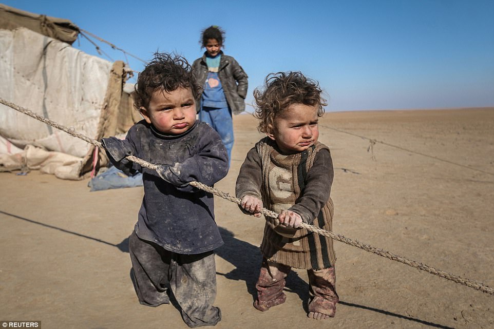 Bức ảnh của phóng viên ảnh Rodi Said: Những đứa trẻ Syria bị mất nhà cửa. Chúng chạy trốn khỏi Raqqa. Trong ảnh, những đứa trẻ đang đứng cạnh lều của chúng ở tỉnh Ras al-Ain, Syria, hôm 22/2/2017