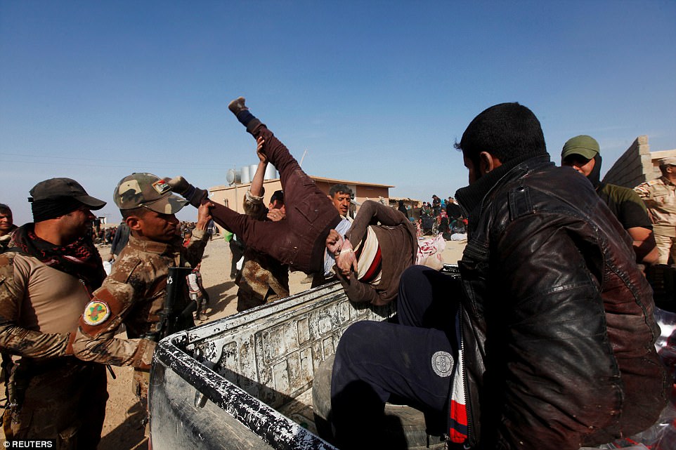 Bức ảnh của phóng viên ảnh Alaa Al-Marjani: Lực lượng Đặc nhiệm Iraq bắt giữ một người đàn ông bị tình nghi thuộc IS ở tây Mosul, Iraq hôm 26/2