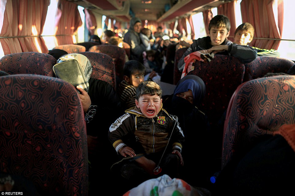 Bức ảnh của phóng viên ảnh Zohra Bensemra: Một cậu bé đang trên đường chạy trốn khỏi ngôi làng nằm trong sự kiểm soát của IS. Cậu bé khóc lóc sợ hãi. Cậu bé đi cùng gia đình đến trại tị nạn ở Hammam Ali, phía nam Mosul, Iraq, hôm 22/2.