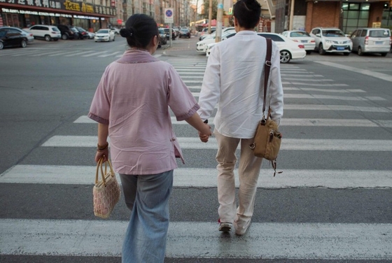 Xiaojing (trái) và Xiaoxiong đã có nhiều năm hạnh phúc bên nhau nhờ vào các cuộc “hôn nhân hợp tác”.