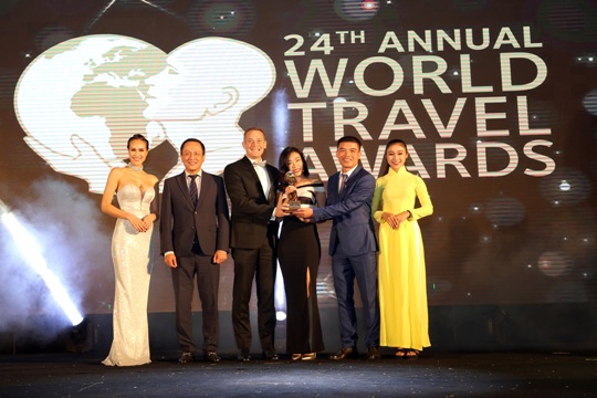 Mr. Ty Collins - TGĐ điều hành JW Marriott Phu Quoc Emerald Bay nhận giải World's Leading New Resort