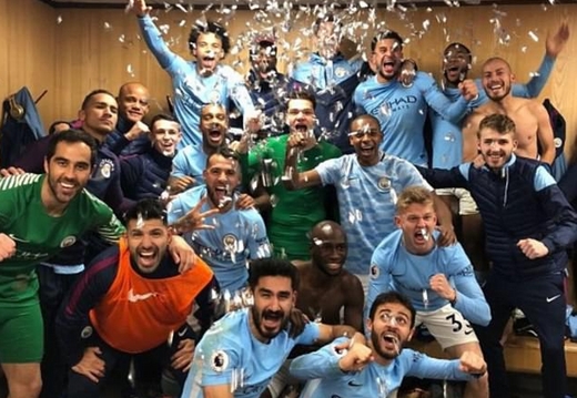 Cầu thủ MU - Man City ẩu đả: HLV Mourinho &quot;ăn&quot; chai nước vào đầu!