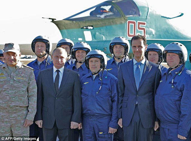 Tổng thống Putin chụp ảnh với các binh sĩ của Nga đang chiến đấu ở Syria